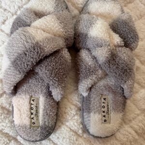 Dakota Fleece Women's Gray Slippers